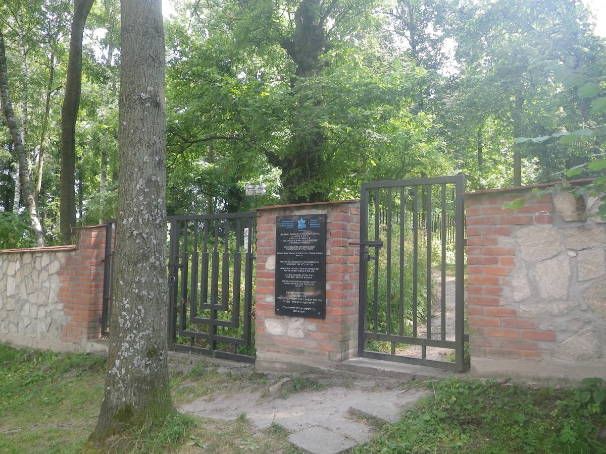 Wikipedia, Jewish Cemetery in Szczebrzeszyn, Self-published work