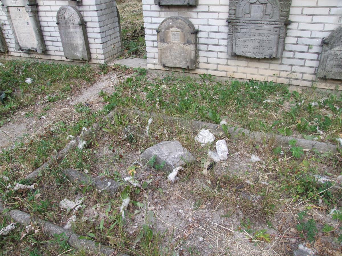 Wikipedia, Flickr images reviewed by trusted users, Jewish cemetery in Lubartów