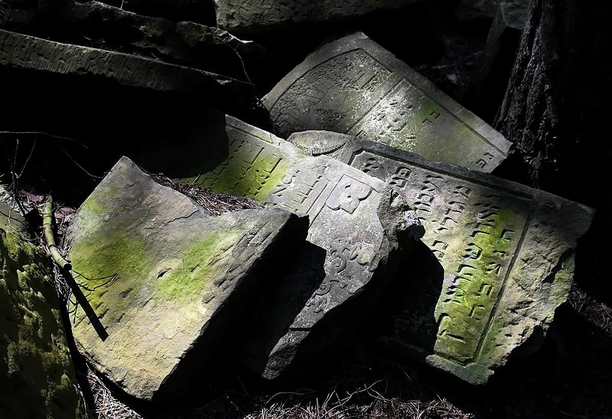 Wikipedia, Jewish cemetery in Sobienie-Jeziory, Kohanim hands on Jewish gravestones in Poland, Media