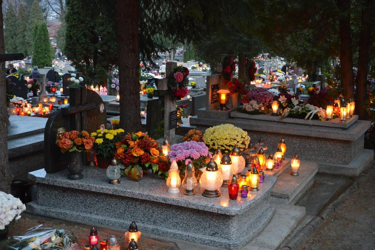 Wikipedia, Central Cemetery in Sanok, Grave candles in Poland, November 2013 in Sanok, Photographs t