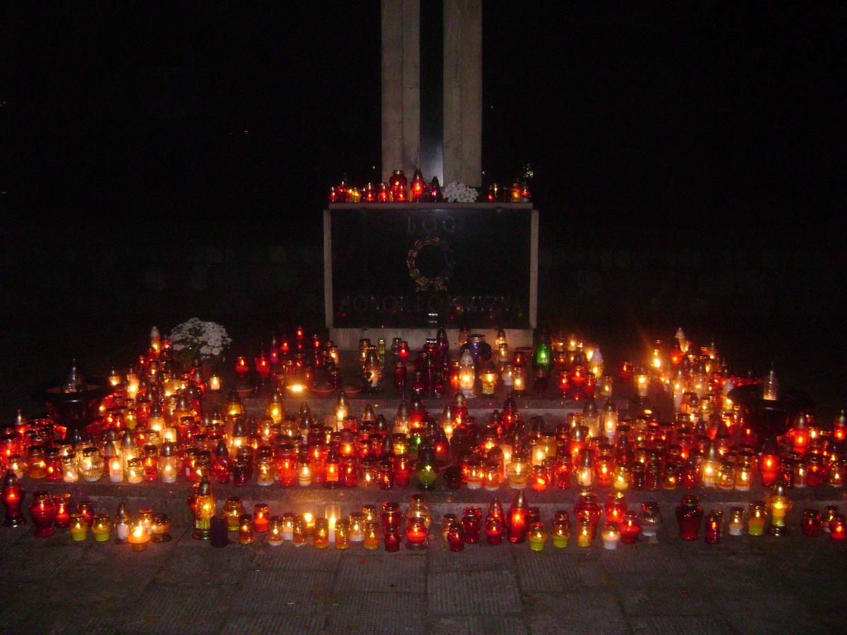 Wikipedia, 2011 in Warsaw, All Saints Day 2011, All Saints Day in Warsaw, Military cemetery in Powsi