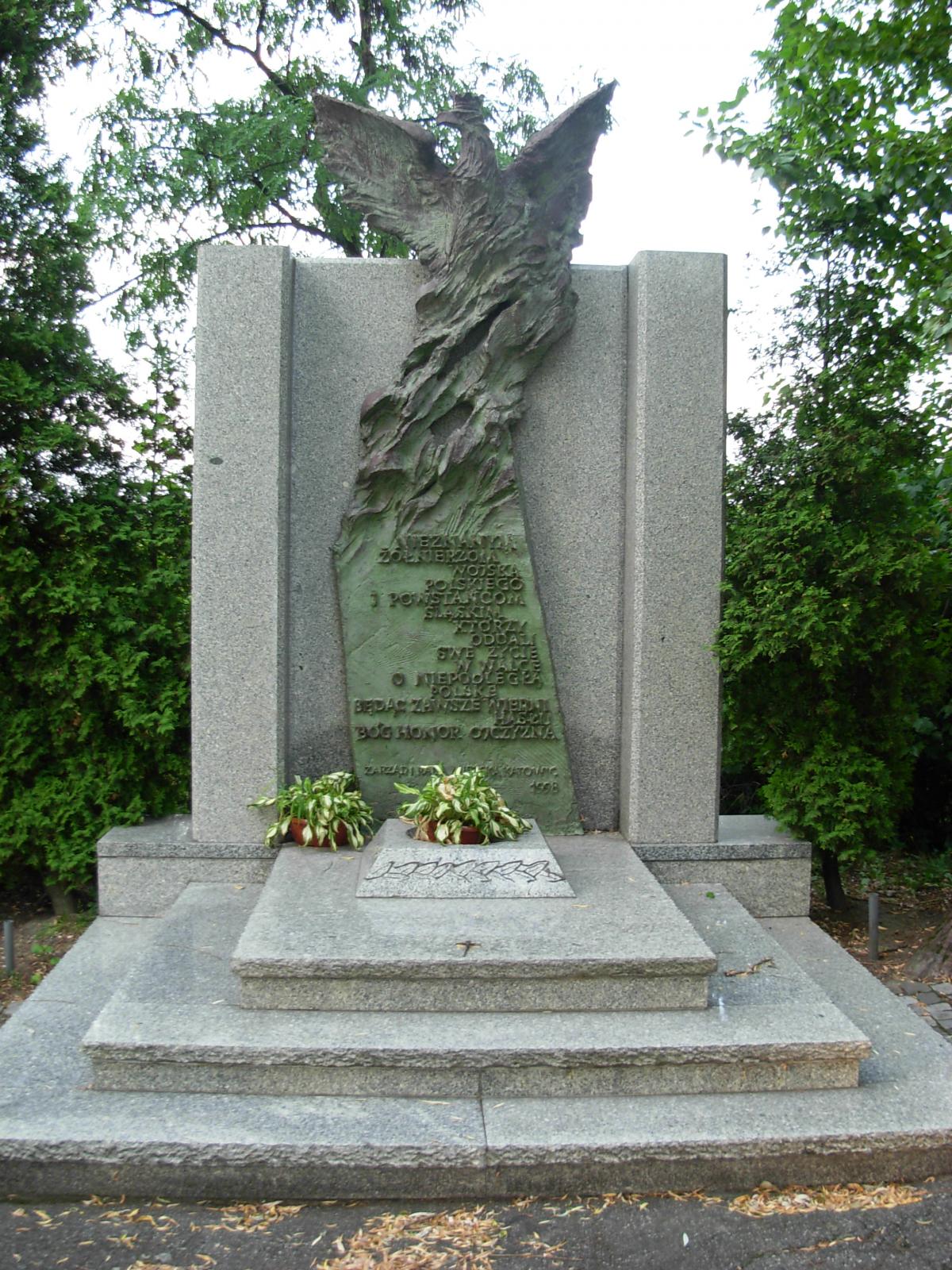 Wikipedia, Gravestones in Silesian Voivodeship, Military cemetery in Katowice, Sculptures of eagles 