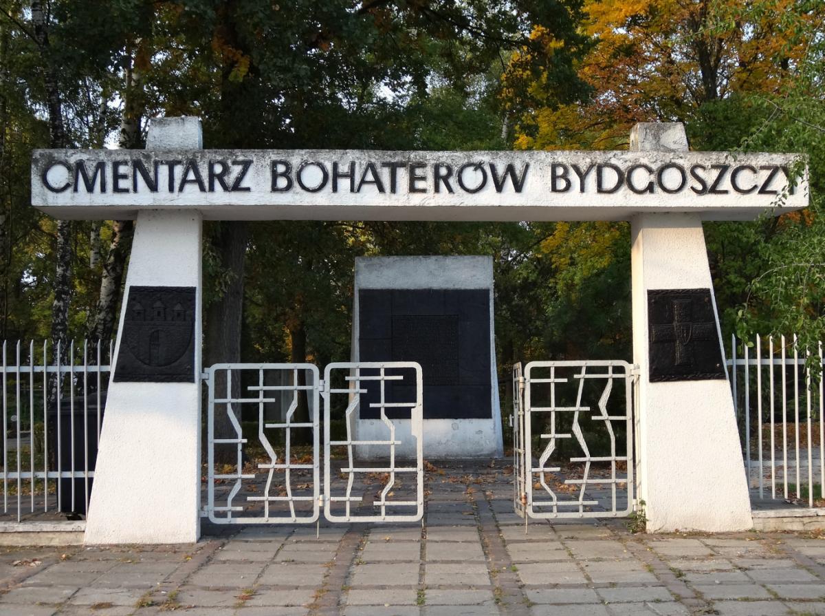 Wikipedia, Cemetery gates in Bydgoszcz, Cmentarz Bohaterów Bydgoszczy, Media with locations, Pages w