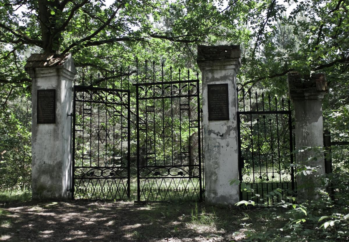 Wikipedia, Jewish cemetery in Ulanów, Media with locations, Pages with maps, Self-published work