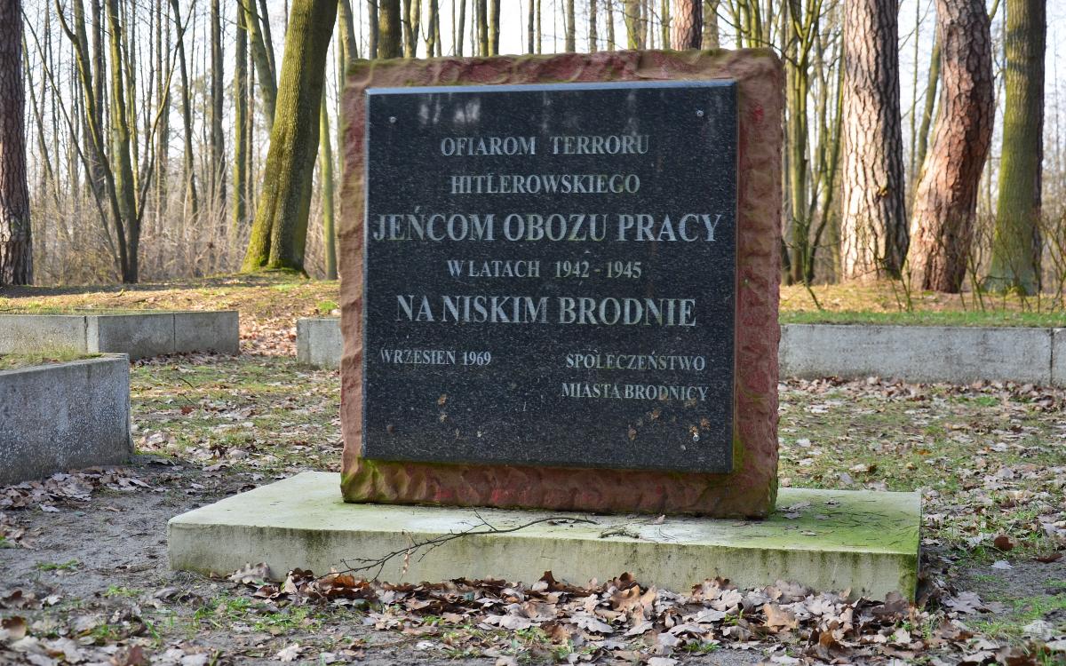 Wikipedia, Military cemetery in Brodnica, Monuments and memorials in Brodnica, Self-published work