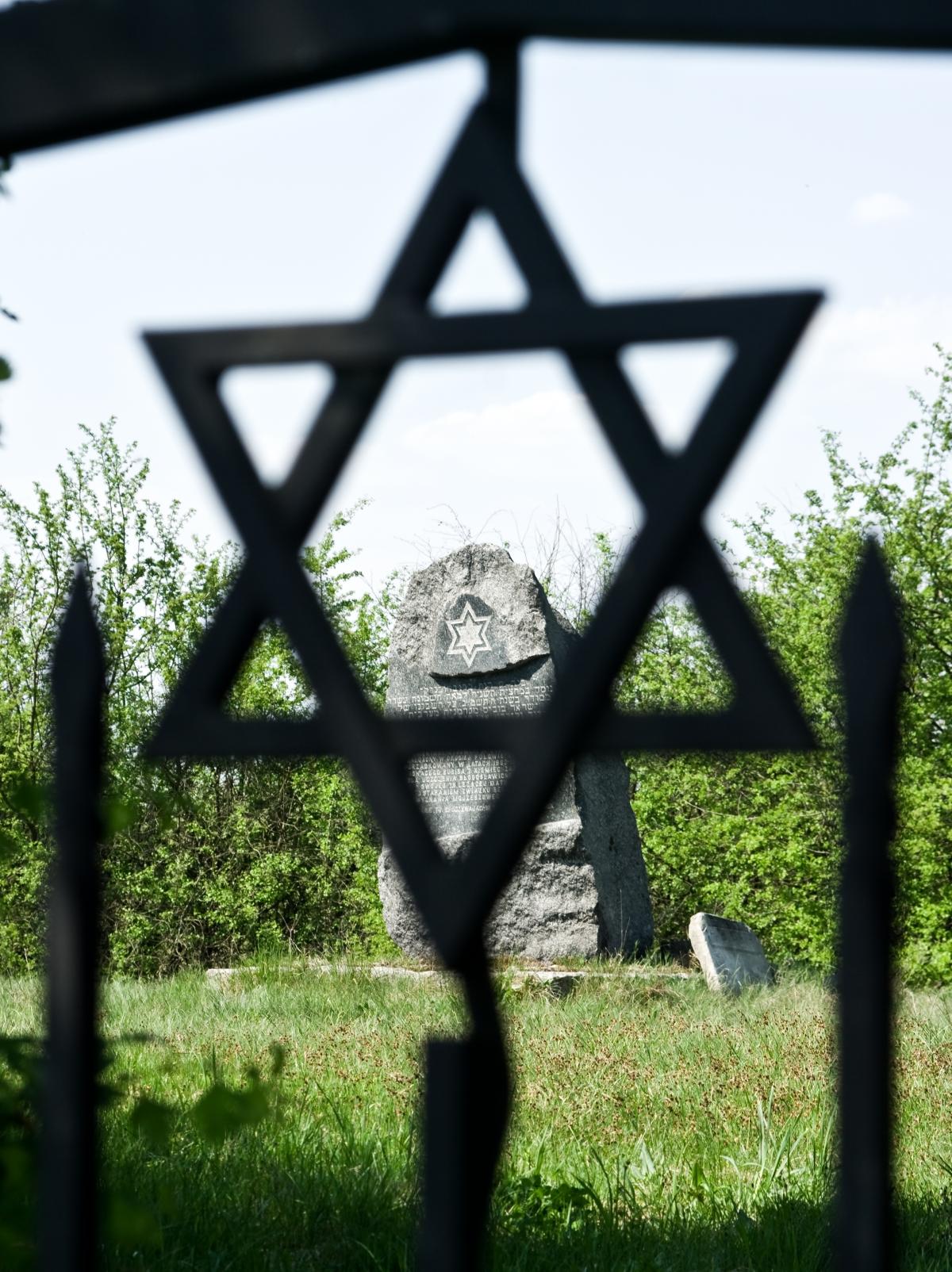 Wikipedia, Jewish cemetery in Bobrowniki, Media with locations, Pages with maps, Self-published work