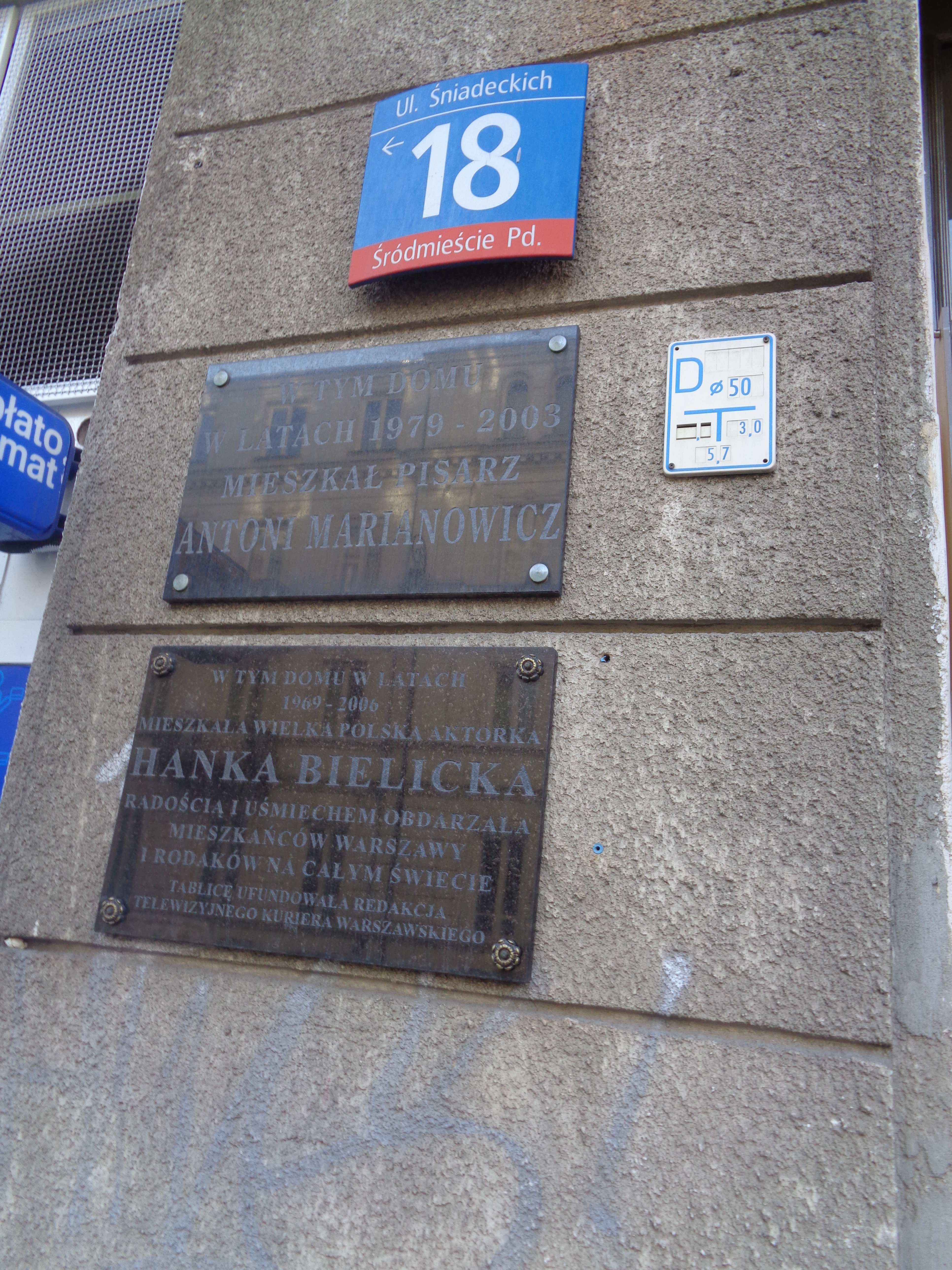 Wikipedia, 18 (house number), Hanka Bielicka, Here-lived plaques in Warsaw, House numbers in Warsaw 