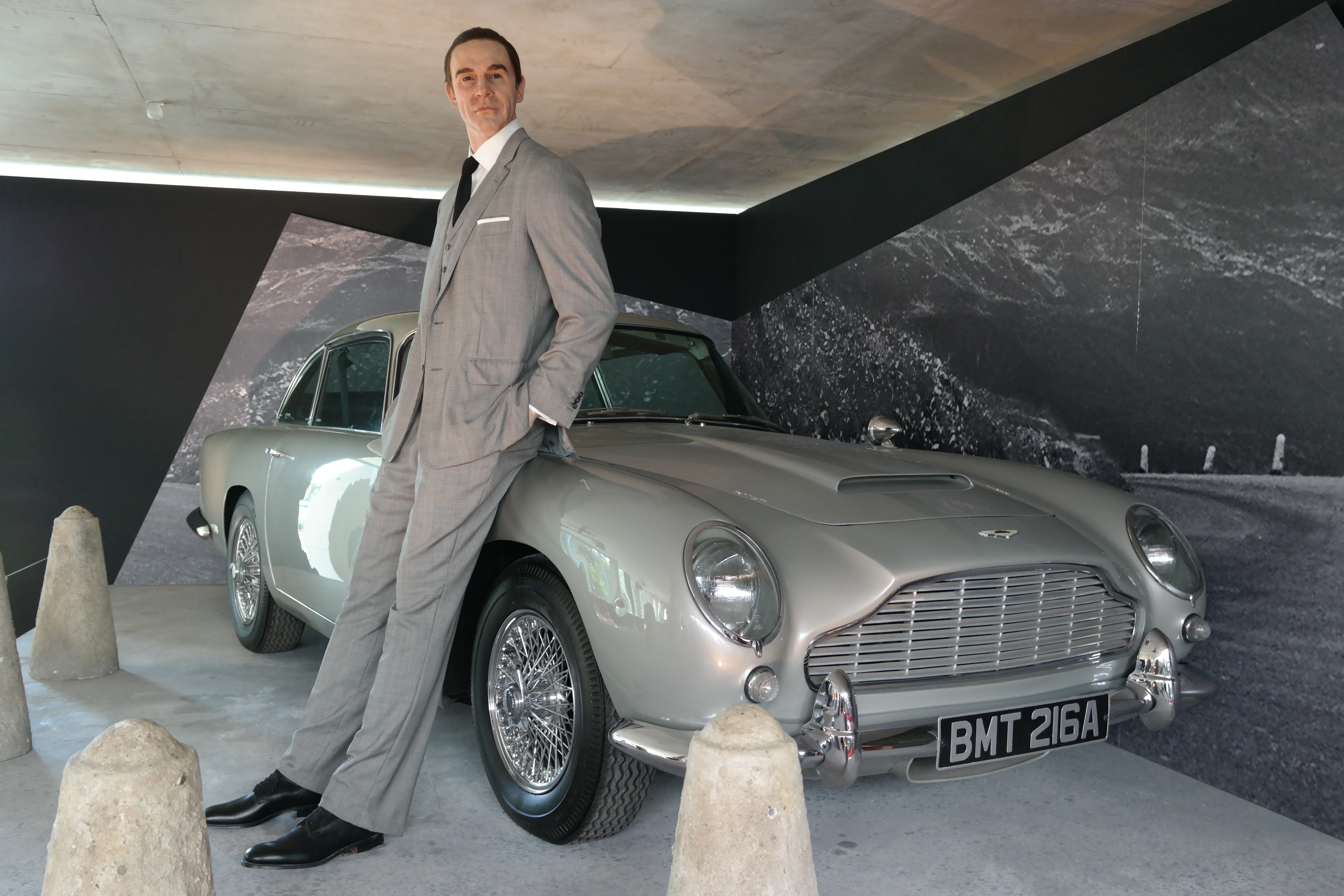 Wikipedia, Aston Martin DB5 (Goldfinger), Designing 007: Fifty Years of Bond Style, Photographs by U